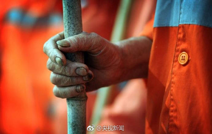 你扔一個煙頭，他們可能被罰款甚至付出生命[話筒]