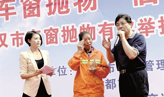 2014年10月，武漢某環衛女工在制止一寶馬車主車窗拋物時，被后者連扇兩耳光。報案后，獲得1000元的“委屈獎”