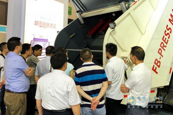 參會代表們近距離了解展車細節